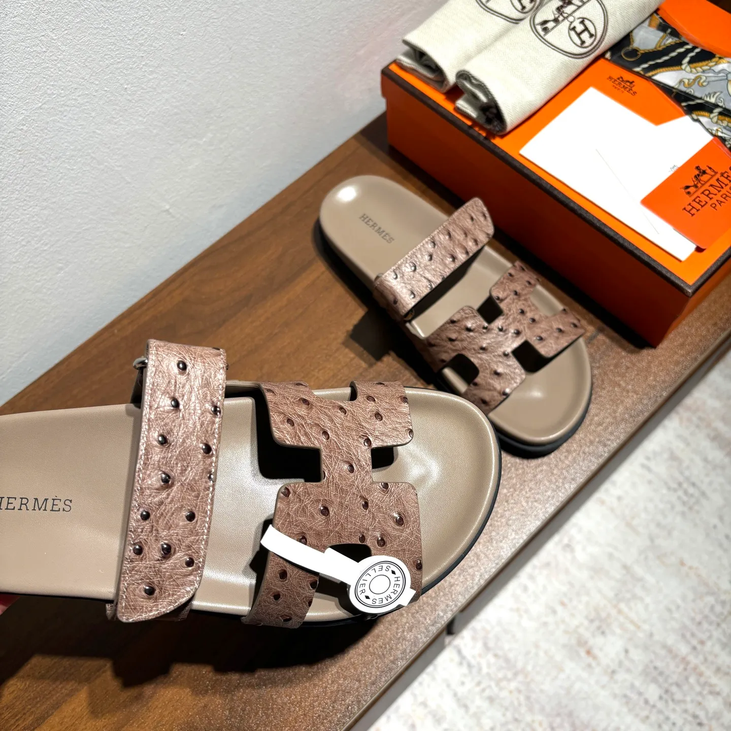 👟👟Ex-factory price 520👟👟 Men's size +10 Brand💗: HERMES Number💗: H8018-210199 Color💗: Ostrich pattern new color system Size 💗: 35 to 40 38-45 Upper material: imported calfskin Outsole material: Tpu anti-slip and wear-resistant outsole 🆕🆕🆕HERMES 2025 latest color matching, original purchased and dismantled, imported custom fabrics. All colors have been adjusted N times, striving to be zero different from the original! The top version for women 💰 Erjie's shoes that have become extremely popular recently - chypre sandals, which are comfortable for all ages and are cute and cute. Paired with various colored socks, it’s so trendy